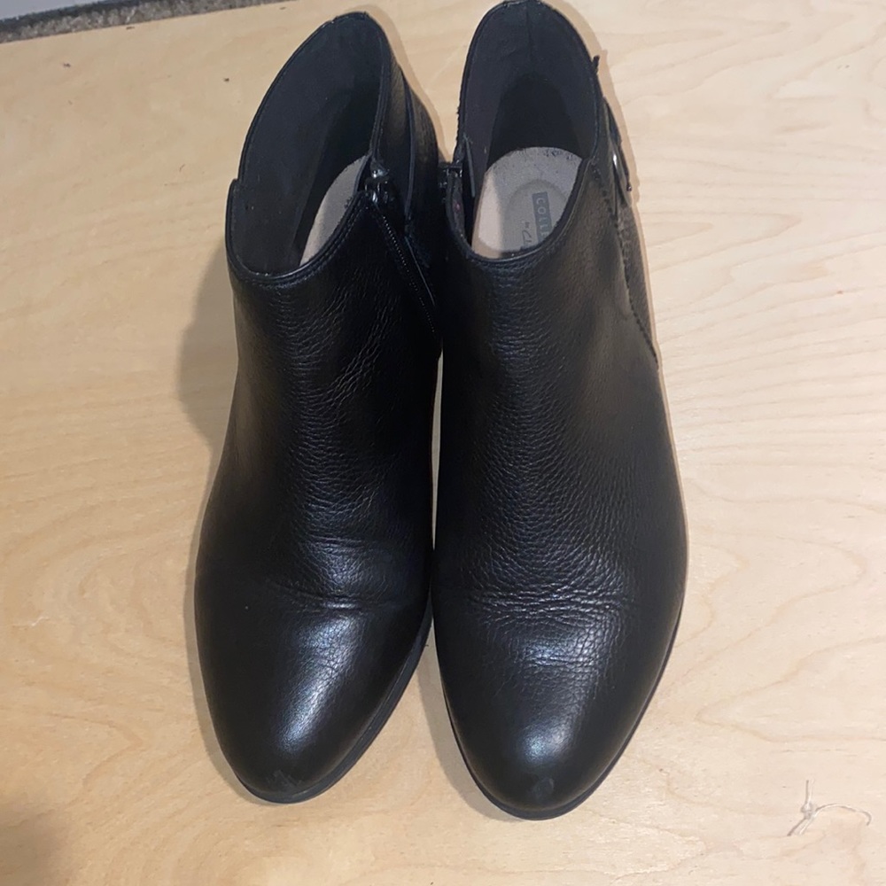 Clarks Collection booties size 9.5 black. Zipper on side.